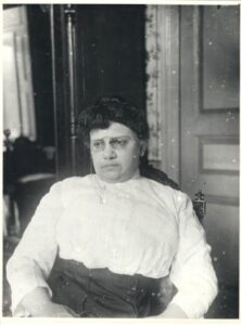 Кеченьян Искуги Христофоровна (Аладжалова), кон. XIX - нач. XX вв